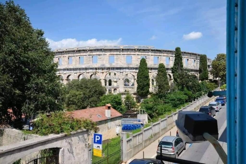 Colloseum View From The Apartment Pula Exterior photo